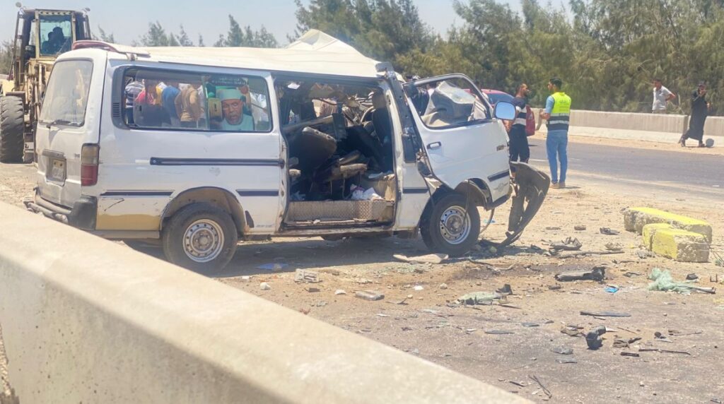 انقلاب مكروباص ادي الي مصرع شخصين واصابه 10 آخرين علي طريق منفلوط بمحافظة أسيوط