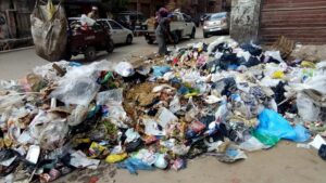 عميد تجارة طنطا يستغيث بمحافظ الغربية لرفع أكوام القمامة المتراكمة أمام بوابة الكلية