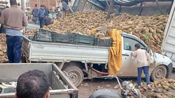بسبب الحمولة الزائدة.. انقلاب سيارة نقل محملة بمحصول بنجر السكر بالشرقية