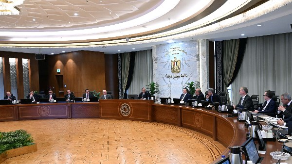 الحكومة تبدأ العمل عن بُعد غدا وتخفض استهلاك وقود السيارات الرسمية 30%