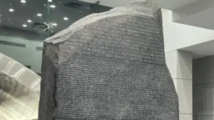 «نفرتيتي وحجر رشيد في الطريق للعودة».. خطة مصرية لاسترداد الآثار المهربة