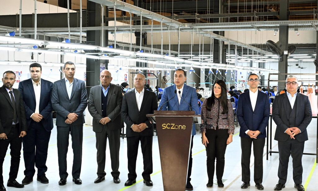 رئيس الوزراء يصل المنطقة الاقتصادية لافتتاح 9 مصانع لقناة السويس..منذ قليل