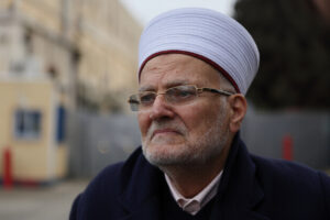 المحكمة الإسرائيلية تحدد يوم 17 مايو القادم للنظر في قضية الشيخ عكرمة صبري رئيس الهيئة الإسلامية العليا وخطيب المسجد الأقصى المبارك