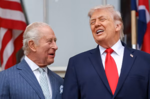 ترامب يحرج الملك تشارلز بمزحة عن والدته خلال مراسم رسمية