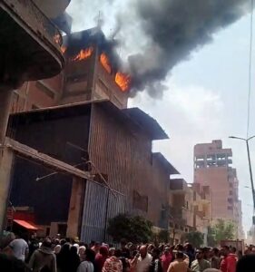 قوات الحماية المدنية بالغربية تجري عمليات التبريد بمصنع الغزل المحترق بالمحلة