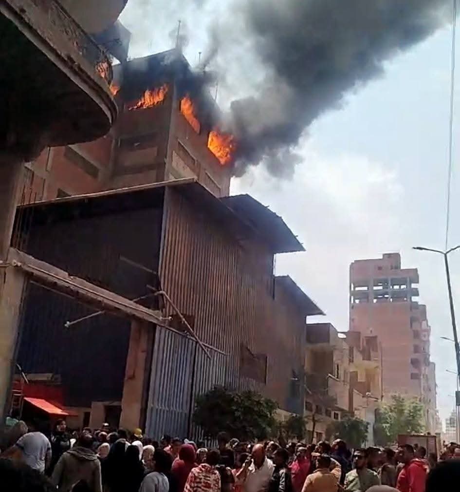 قوات الحماية المدنية بالغربية تجري عمليات التبريد بمصنع الغزل المحترق بالمحلة