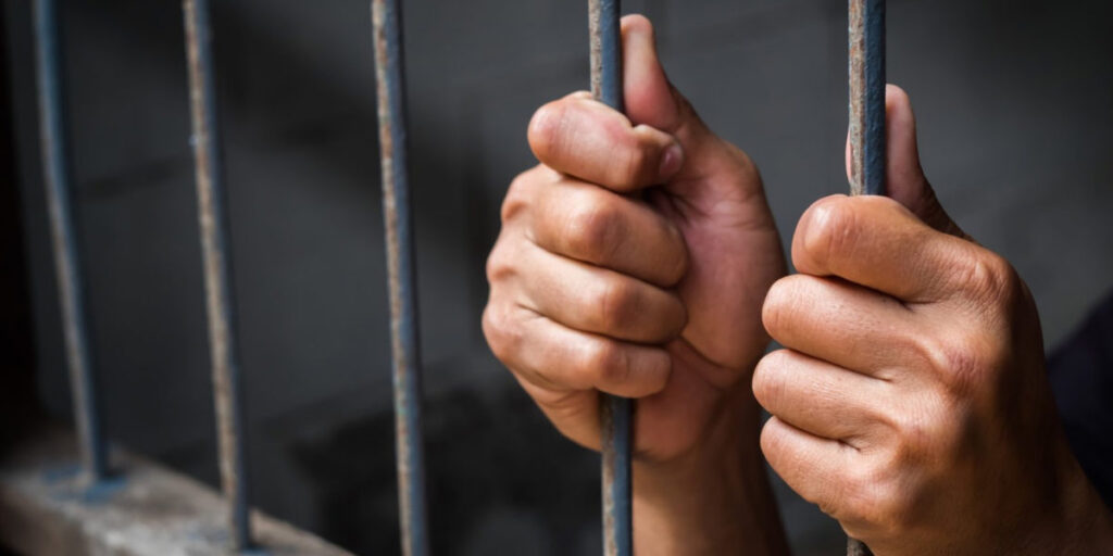 ضبط عاطل يروج نشاطه الإجرامى على عملائه فى المنطقة عبر مواقع التواصل الإجتماعي