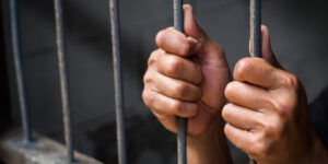 ضبط عاطل يروج نشاطه الإجرامى على عملائه فى المنطقة عبر مواقع التواصل الإجتماعي