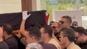 وصول جثمان أمير الغناء العربي هاني شاكر إلى مسجد أبو شقة استعدادًا لصلاة الجنازة