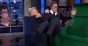 دونالد ترامب يرمي المقدم الشهير ستيفين كولبير داخل صندوق قمامة ! فيديو بالذكاء الاصطناعي ينشره ترامب دون تعليق