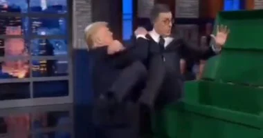 دونالد ترامب يرمي المقدم الشهير ستيفين كولبير داخل صندوق قمامة ! فيديو بالذكاء الاصطناعي ينشره ترامب دون تعليق