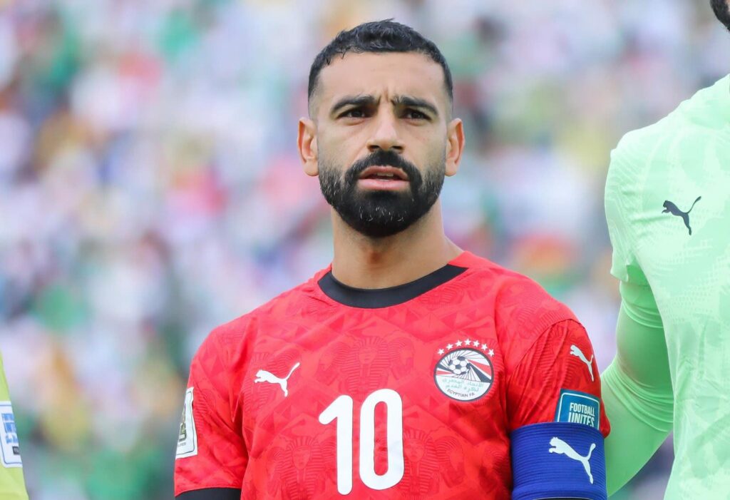اية الحكاية.. محمد صلاح يثير جدلا واسعا عقب تصرفه مع مشجع مصري