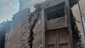 إزالة منزلين آيلين للسقوط وغرفتين تمثل خطرًا داهمًا بقرية “أبو صير” بسمنود