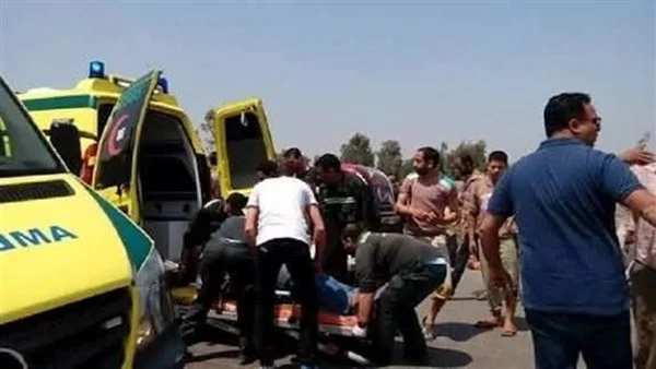 إصابة 4 أشخاص في تصادم ميكروباص وتوك توك أمام مول طنطا