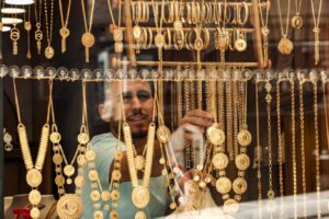 الذهب في تذبذب بين صعود وهبوط ولكن يميل للهبوط أكثر .. تعرف علي أسعار الذهب اليوم الأحد 7/6/2026 ؟