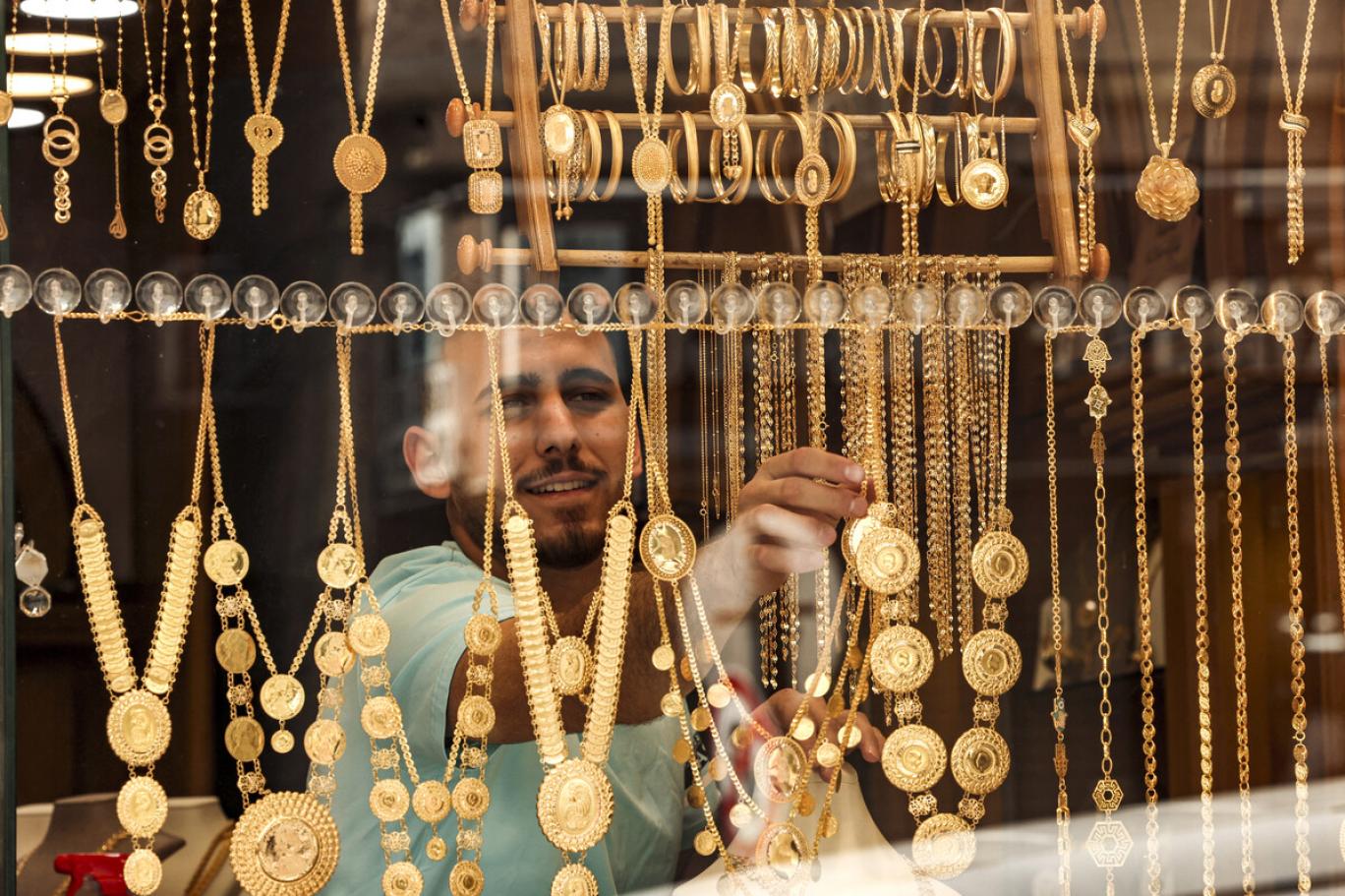 الذهب في تذبذب بين صعود وهبوط ولكن يميل للهبوط أكثر .. تعرف علي أسعار الذهب اليوم الأحد 7/6/2026 ؟