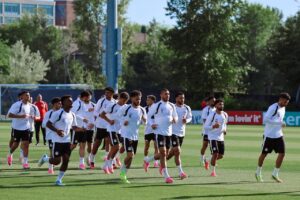 منتخب مصر يستعد لمواجهة نيوزيلندا وسط أجواء من التركيز والحماس بين اللاعبين