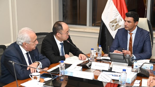 الحكومة تناقش توسعات شركة صينية للإطارات وتعميق التصنيع المحلي في مصر