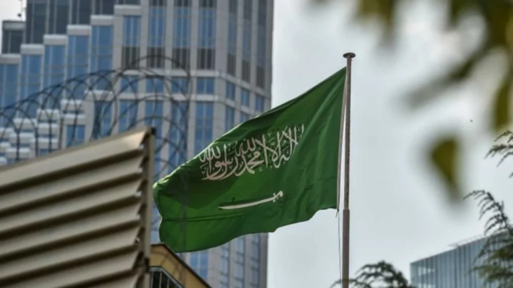 عدد ساعات العمل 4 ساعات فقط .. السعودية تبدأ مبادرة “ساعات العمل المرنة” فى 6 مناطق عمل