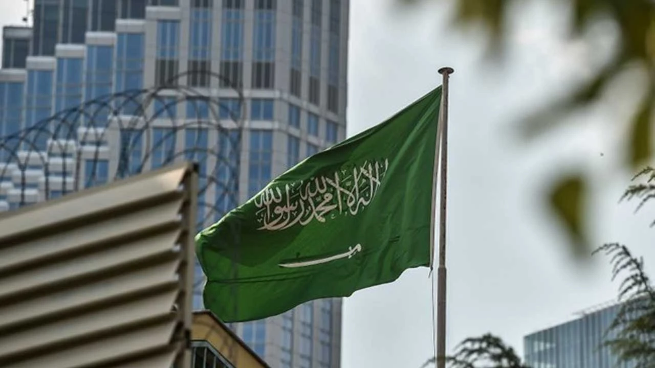 عدد ساعات العمل 4 ساعات فقط .. السعودية تبدأ مبادرة “ساعات العمل المرنة” فى 6 مناطق عمل