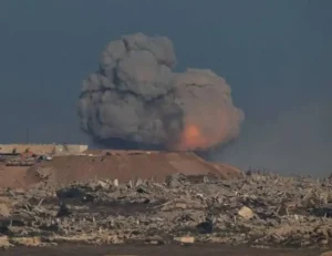 إصابة 14 شخصًا بينهم أطفال ونساء في غارة إسرائيلية على غزة