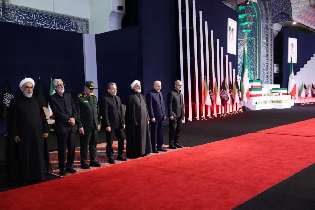 رسائل من جنازة خامنئي.. استعراض قوة داخلي وتصعيد في مضيق هرمز