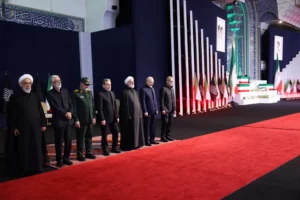 رسائل من جنازة خامنئي.. استعراض قوة داخلي وتصعيد في مضيق هرمز