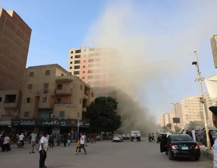 محافظ القاهرة يشرف على إزالة عقار مخالف من 12 طابقًا ويحذر من شراء الوحدات غير المرخصة