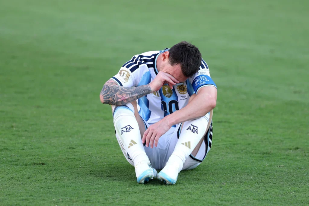 الحزن يسيطر علي ليونيل ميسي ولاعبي منتخب الأرجنتين بعد الخسارة أمام منتخب أسبانيا في نهائي كأس العالم 2026