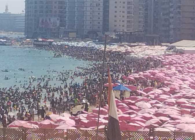 تفاصيل مشاجرة بـ«عصي الشماسي والكراسي» تثير الذعر بشاطئ المندرة بالإسكندرية