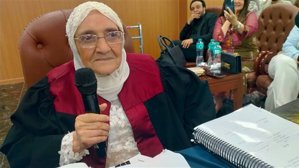 العمر مجرد رقم.. باحثة تبلغ من العمر 83 عاما تحصل على الدكتوراه من كلية الآداب بجامعة المنصورة