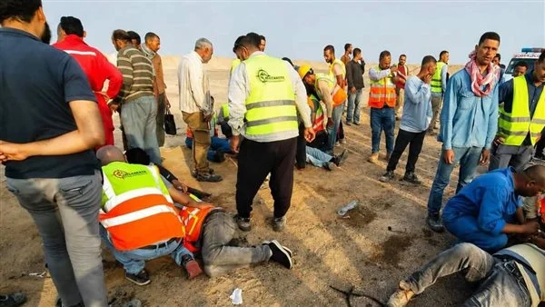 إصابة 14 شخصًا إثر انقلاب ميكروباص على طريق رأس غارب بالغردقة