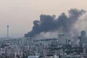 الجيش الأمريكي يستهدف مواقع صاروخية ومنشآت عسكرية في وسط وجنوب إيران