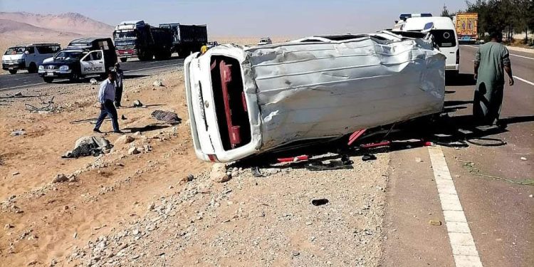 إصابة 6 أشخاص نتيجة انقلاب ميكروباص أعلى الطريق الصحراوي بمركز أطفيح