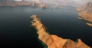 شركة شحن يونانية تتعرض لهجمات بمقذوفات أثناء عبورهما بالقرب من مضيق هرمز بالقرب من السواحل العُمانية