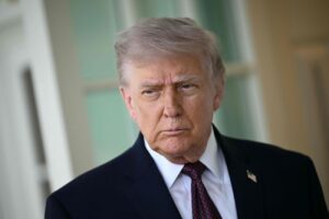 الرئيس الأمريكي يلغي 200 ألف تأشيرة للمتقدمين من جميع أنحاء العالم
