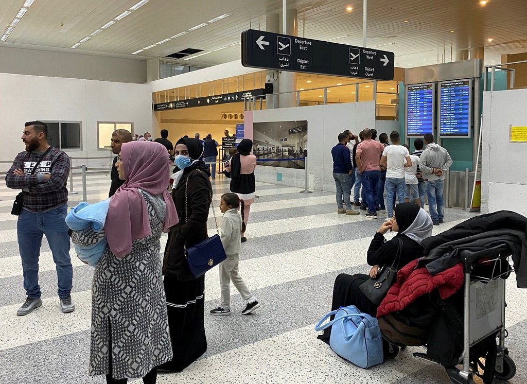 أخفتهم داخل ملابسها في مكان حساس ! إحالة سيدة لمحكمة الجنايات بتهمة تهريب مواد مخدرة فى المطار
