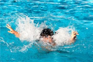 مصرع طالب غرقًا داخل حمام سباحة بجامعة قنا.. وفتح تحقيق عاجل في الواقعة