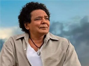 الكينج يعود بمفاجأة جديدة.. محمد منير يطرح «يسألوا عنك»