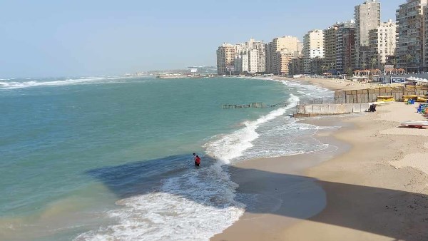 بسبب عدم التزام إدارة شاطئ بالمندرة بتنفيذ التعليمات الصادرة .. محافظ الإسكندرية يصدر قرار بغلق الشاطي غلقًا تامًا اليوم حفاظًا علي المواطنين