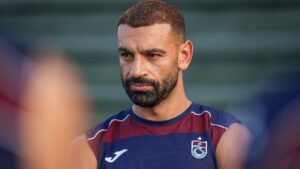 تحرك مفاجئ.. ماذا فعل محمد صلاح مع مدرب طرابزون بعد الصدمة الأوروبية؟