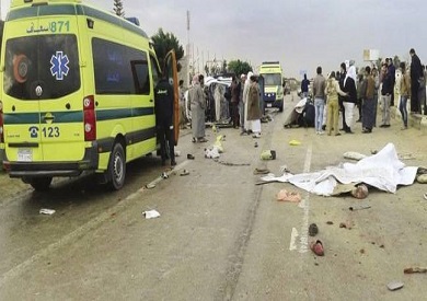 إصابة 5 أشخاص إثر تصادم سيارة ملاكي برصيف على طريق جمصة – المنصورة