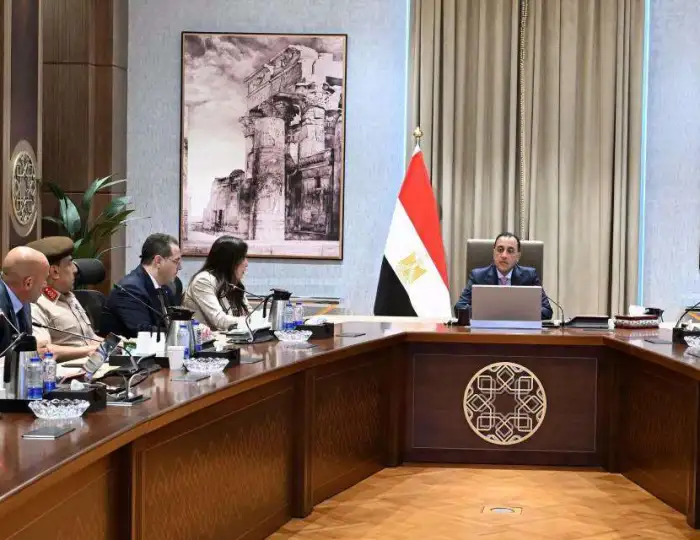 مدبولي يستعرض المخطط العام وتصميمات أحد المشروعات الكبرى بالعلمين الجديدة