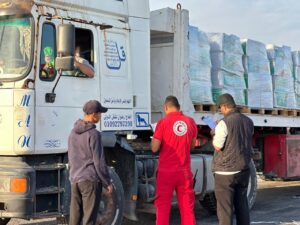 الهلال الأحمر يدفع قافلة «زاد العزة» 282 لتقديم المساعدات لأهالي غزة
