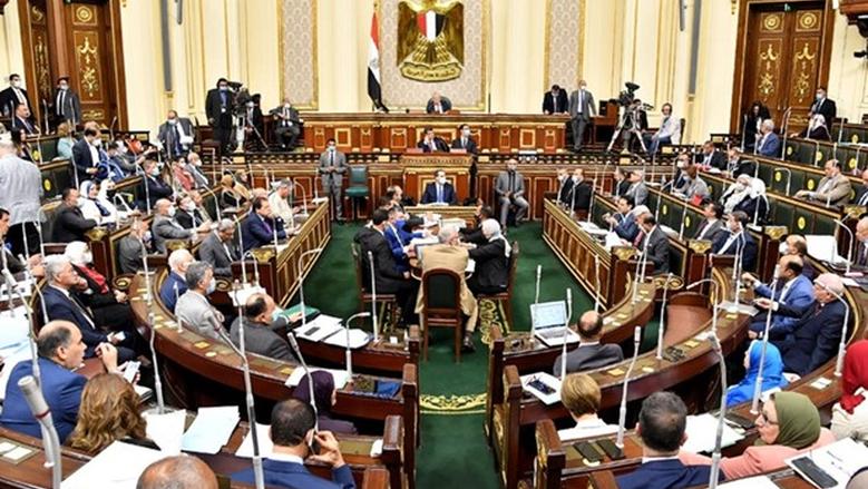 مد الخدمة للأطباء بعد المعاش.. القانون يحدد الحالات والمدة وشروط التعاقد