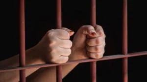حبس معلمة ومدير مدرسة للتحقيقات بعد حرق وجه طالب بـ«ولاعة» في سوهاج