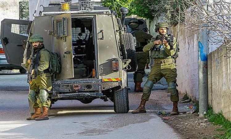 قوات الاحتلال الإسرائيلي تعتقل ثمانية فلسطينيين من بينهم المحرر ابراهيم علاء عمر والشاب كريم أمجد أبو حفيظة