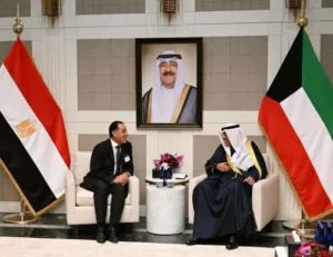 ولي عهد الكويت يستقبل رئيس الوزراء لبحث أوجه التعاون والتنسيق المشترك بين البلدين