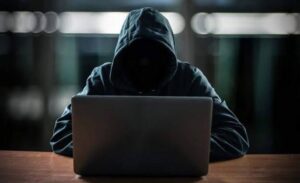 ضبط عدد من التشكيلات العصابية المتهمة بالنصب على المواطنين عبر شبكة الإنترنت