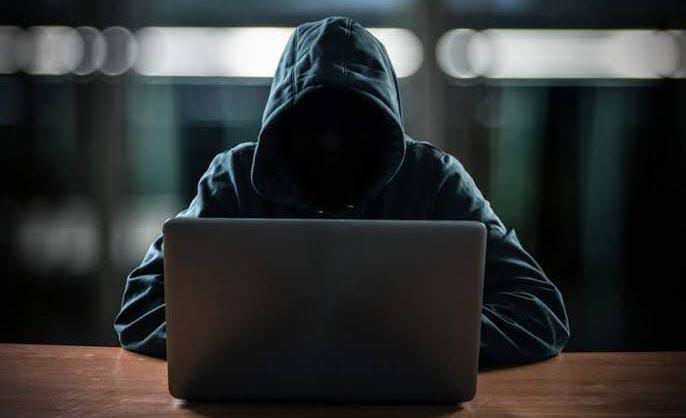 ضبط عدد من التشكيلات العصابية المتهمة بالنصب على المواطنين عبر شبكة الإنترنت